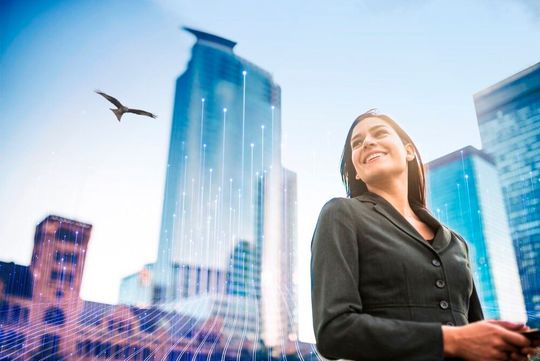 Die cloudbasierte Plattform Openblue von Johnson Controls vernetzt übergreifend das Energie-, Effizienz-, Nachhaltigkeits- und Sicherheitsmanagement in Gebäuden. Sie macht Gebäude quasi zum „intelligenten Geschäftspartner“, was jetzt auch noch einen Award beschert hat.(Bild:  Johnson Controls)