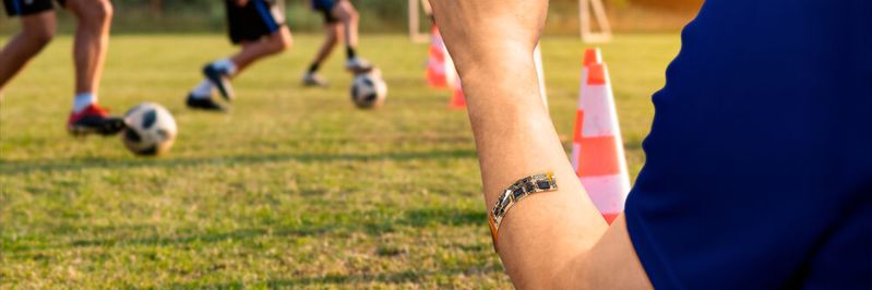 Besonders im Leistungssport sind Informationen zur körperlichen Verfassung wichtig. Das ultrasensitive, elektronische Pflaster XPatch nimmt Körperschweiß auf, generiert in Echtzeit genauste Angaben und schickt diese direkt an das Smartphone des Nutzers.(Bild:  Fraunhofer IZM / Volker Mai)