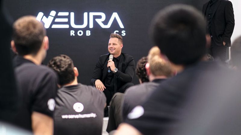 Wenn immer mehr Roboter gesellschaftliche Aufgaben übernehmen, müssen wir die Wertschöpfung, die da passiert, an die Sozialsysteme anbinden. Anders gesagt: Kognitive Roboter müssen – beziehungsweise deren Betreiber – in unsere Sozialsysteme einzahlen. David Reger, CEO Neura Robotics (Bild: Neura Robotics)
