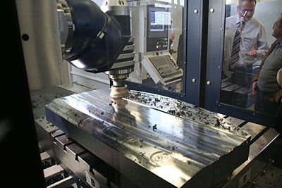 Planfräsen eines Werkstücks aus C40 auf dem Universal-Bett-Fräs- und Bohrcenter TA-25 D mit Rundtisch. (Archiv: Vogel Business Media)