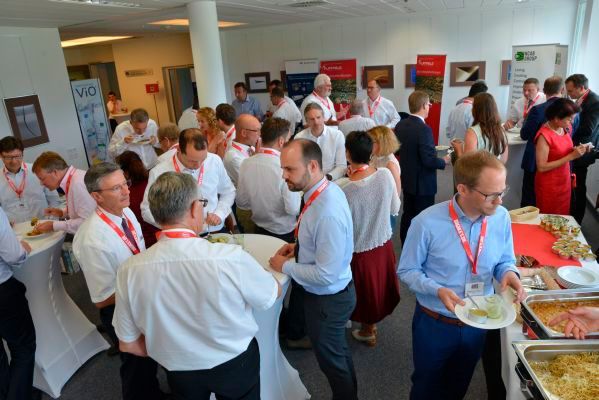 Networking beim Buffet. (Bild: Johannes Untch/Vogel Business Media)