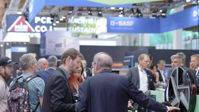 Die Fakuma in Friedrichshafen bietet praxisnah einen Überblick darüber, wo die Branche technologisch steht. Gleichzeitig lebt die Messe vom persönlichen Austausch.(Bild:  P. E. Schall Messe)
