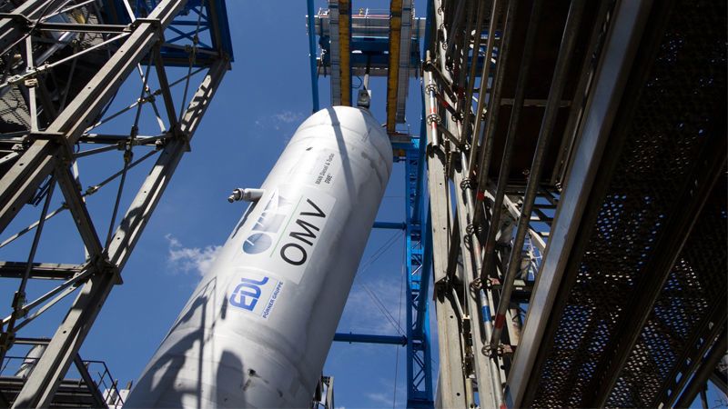 Reactor exchange of the desulfurization plant: The new HDS3 reactor is erected and can be set without any further adjustment to the foundation. (Pörner Group)