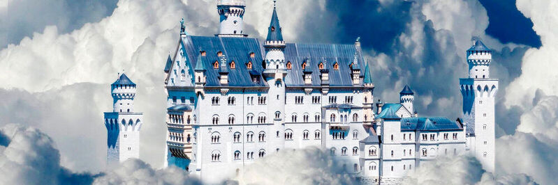 Ein Wolkenkuckucksschloss? Eine Fotomontage? Eine geschickte, vielleicht nachbearbeitete Aufnahme? Eins ist sicher: Das Schloss Neuschwanstein steht auf einem Berg und schwebt nicht in den Wolken und: Ein Rechenzentrum ist auch kein Gebilde der Cloud. 