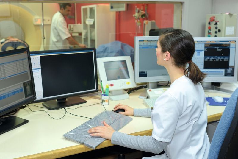 Ausgangspunkt jeder IT-gestützten Behandlung in der Klinik ist das Krankenhaus-Informationssystem (KIS). Es führt die Stammdaten von Patienten, ist Basis für die Abrechnung und stellt Leistungsanforderungen an die bildgebenden und diagnostischen Systeme. (©auremar - stock.adobe.com)