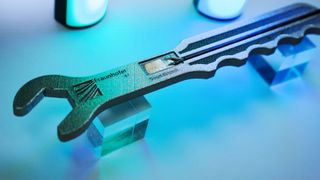 Integrierter Dehnungsmessstreifen in einem additiv gefertigten Schraubenschlüssel: Der in-situ gedruckte Sensor misst Verformung und Spannung direkt im Bauteil. (Bild: Fraunhofer ILT)