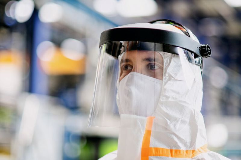 Für die Mitarbeitergesundheit ist das korrekte Anlegen von persönlicher Schutzausrüstung in der Produktion heute ebenso zentral wie für die Aufrechterhaltung des Geschäftsbetriebs. (Bild: Halfpoint/shutterstock.com)