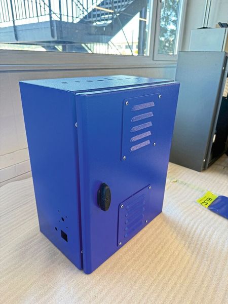 Die Stärke von Elcase ist massgeschneiderte Bearbeitung von Schaltschränken und Elektrogehäusen nach kundenspezifischen Wünschen. (Bild: Elcase)