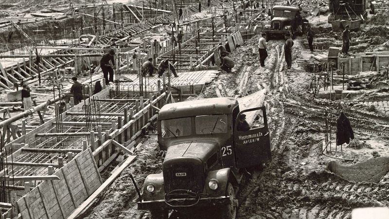 Ab Mai 1955 sind rund 2.000 Arbeiter täglich auf der Riesenbaustelle beschäftigt. 600.000 Quadratmeter Schalholz werden für den Betonguss verbraucht. (Bild: VWN)