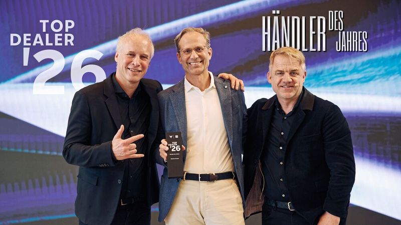 Die Auszeichnung Händler des Jahres übergaben Sven Schuwirth (Vertriebsvorstand bei der Seat S.A., l.) und Alexander Buk (Geschäftsführer Cupra Seat Deutschland, r.) an Florian Glinicke, Geschäftsführer der Glinicke Gruppe). (Bild: Cupra Seat Deutschland)