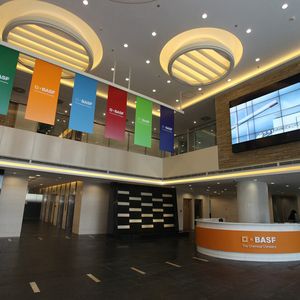 Der neue China-Hauptsitz der BASF bietet rund 1.500 Büroarbeitsplätze, komfortable Aufenthaltsräume auf jeder Etage sowie ein modernes multifunktionales Konferenzzentrum.