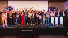 Die drei strahlenden Gesamtsieger des Automotive Business Awards 2026 mit ihren Teams und Vertretern der Jury und der Sponsorpartner.  (Bild: Stefan Bausewein)