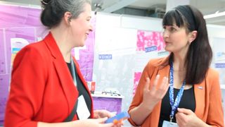 Engagierte Gespräche an den Ständen sowie der Austausch der Teilnehmer untereinander stehen auch beim 28. Technologietag Hein im Fokus. Dieses Event in der Brandboxx in Langenhagen hat sich seit fast drei Jahrzehnten als Familientreffen der Branche mit Strahlkraft weit über den Norden Deutschlands hinaus etabliert. (Bild: Maschinenmarkt)