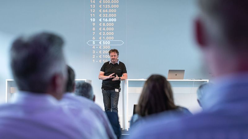 Als Schlussredner des ersten Kongresstages machte Thomas Haase, Leiter Certified Security bei T-Systems, ganz plastisch sichtbar, wie einfach es für Hacker ist, sich in den Systemen von Autohäusern einzunisten, und was man tun kann, um rechtzeitig dagegenzusteuern. Zu den Bildern von den Ausstellern – Zur Bildergalerie von Tag 2 - Service (Bild: Stefan Bausewein)