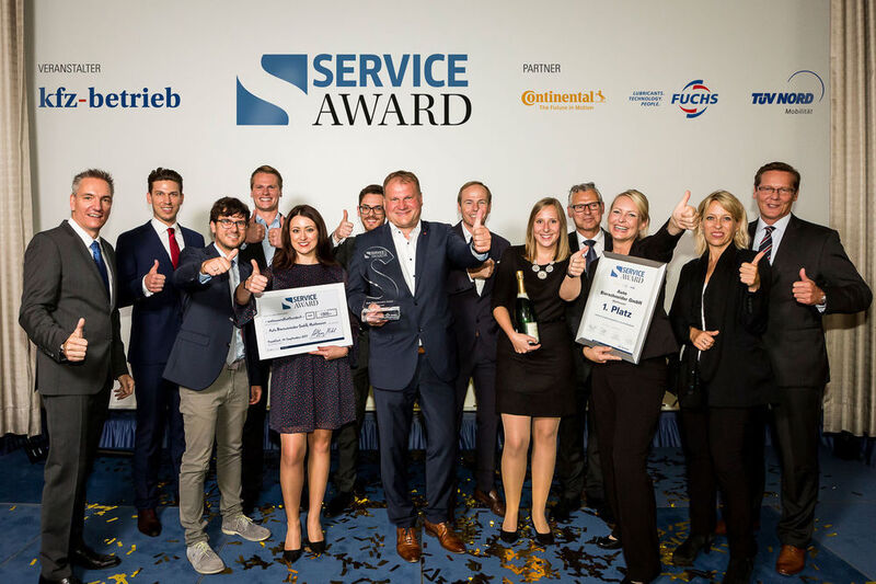 Geschafft: Das Bierschneider-Team nach der Preisverleihung des Service Award in Frankfurt. Mit Platz eins lässt sich gut feiern. (Bausewein)