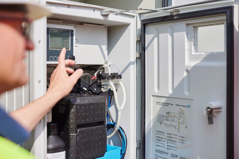 Präzise Phosphatmessung im Einsatz: Ein Mitarbeiter prüft den CA80PH-Analysator von Endress+Hauser – das Herzstück des kontinuierlichen Monitorings, das Veolia in der Kläranlage Colditz installiert hat.  (Bild: Endress+Hauser)
