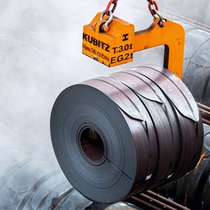 Thyssenkrupp Hohenlimburg hat das Duschlager, in dem die Coils vor der Beize gezielt abgekühlt werden, in die bestehende Digitalstruktur integriert. (Bild:  Thyssenkrupp)