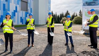 Die Ehrengäste beim Spatenstich für den Neubau eines Produktionsgebäudes von Röchling Medical. (Michael Reichel / Röchling Medical)