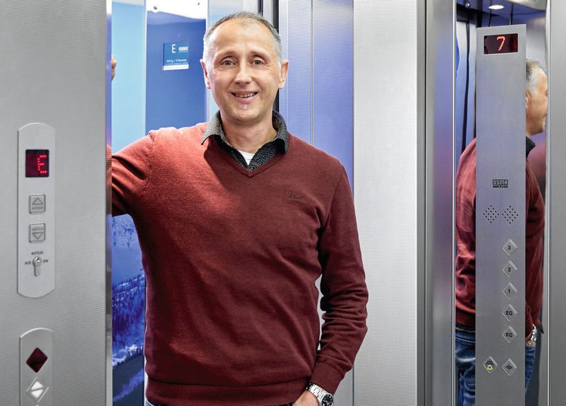 Staatl. geprüfter Elektrotechniker Ulrich Kattmann, Mitarbeiter der Elektrokonstruktion, ist von den Vorteilen der neuen Push-in-Anschlusstechnik überzeugt. (Phoenix Contact)