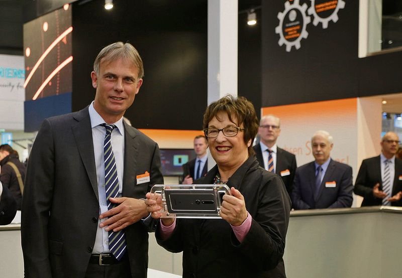 Bundesministerin Brigitte Zypries lässt sich von Michael Marhofer das Messeexponat zum Thema Augmented Reality erklären. (IFM)