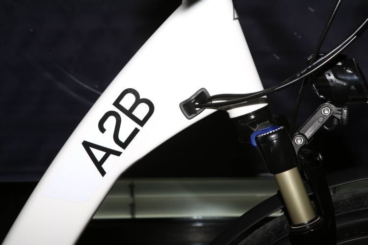 Ins Auge sticht der markante Rahmen. (Foto: A2B)