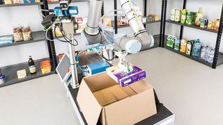 Ein mögliches Anwendungsszenario für den rob@work ist die Lagerhaltung. Er ist technisch in der Lage, unter vielen, beliebig angeordneten Produkten das gewünschte zu erkennen, zu greifen und dorthin zu bringen, wo es gebraucht wird.  (Fraunhofer-IPA/Rainer Bez)