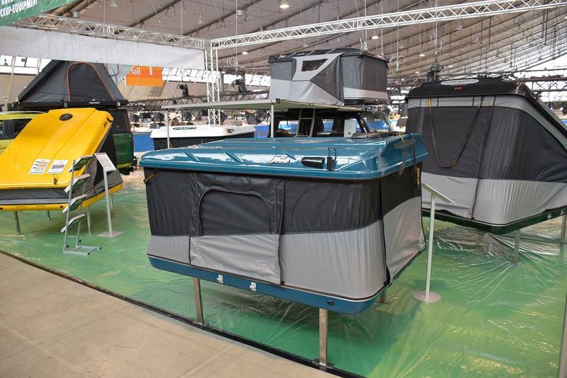 Auch für den kleinen Geldbeutel lassen sich mobile Unterkünfte finden, beispielsweise Dachzelte. (»kfz-betrieb«/Jan Rosenow)