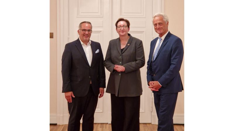 Einmal mehr besuchte Bundesbauministerin Klara Geywitz die baupolitischen Gespräche der Initiative Deutschland baut! e.V.. Sie lobte insbesondere das Traineeprogramm, das sie als sehr wichtig für die Zukunft einstufte. V.l.n.r.: Timo Kirstein, 1. Vorsitzender des Vorstands der Initiative Deutschland baut! e.V., Klara Geywitz, Bundesministerin für Wohnen, Stadtentwicklung und Bauwesen, Peter Ramsauer MdB, Schirmherr von Deutschland baut! e.V.. (Bild:  Deutschland baut! e.V..)