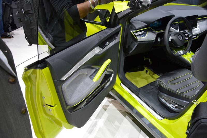 Allerdings gibt sich die Studie etwas großzügiger im Platzangebot. Radstand und Gesamtlänge überragen den Arona um jeweils etwa 10 Zentimeter. (Bild: Schreiner / »kfz-betrieb«)