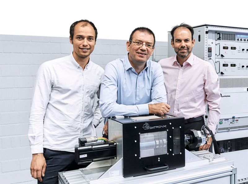 Sören Ole Kuklau von Akka DNO, Dr. Michael Moczala von ZF und Wilm Schadach, Beckhoff-Vertriebsbüro Monheim (v. l.), am Hardware-in-the-Loop-Prüfsystem für das Steuergerät und den Elektromotor einer Kfz-Elektrolenkung. (Beckhoff Automation)