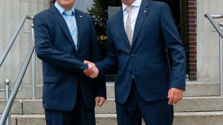 Wolfgang Möller (li.) übernimmt für Neldes Hovestad die Werkleitung in Bomlitz. (Dow)