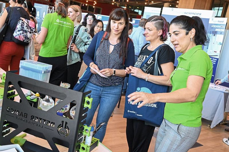 Heimspiel Dresden: Better Basics Laborbedarf ist mit seinem 3D-gedruckten Organisationssystem für Labore bekannt geworden. Die individuell gestaltbaren Racks waren an einigen Ständen auf der Messe zu sehen.    Mehr Infos zu den kommenden LAB-SUPPLY-Messen finden Sie auf www.lab-supply.info (Bild: Stefan Stark)