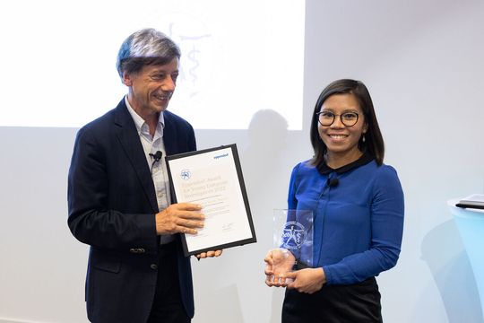 Jury-Mitglied Prof. Dr. Reinhard Jahn (l.) übergibt Dr. Thi Hoang Duong Nguyen den Young Investigators Award.(Bild:  Kinga Lubowiecka/EMBL)