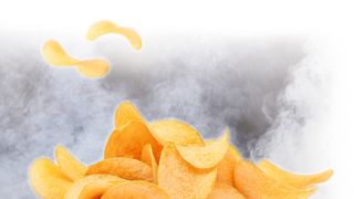 Kartoffelchips verlieren in einem Trockenraum voll von überhitztem Dampf ihre Feuchte. (Bild: Fotolia, [M]-Anetzberger)