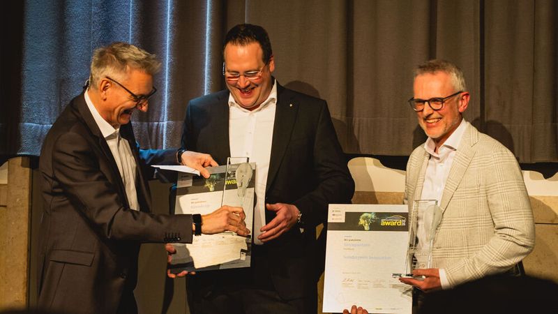 Die Jury vergab nicht nur den Gebrauchtwagen Award, sondern auch den „Sonderpreis Innovation“ für die Entwicklungspartnerschaft, die die Autohandelsgruppen Süverkrüp und Sternpartner mit verschiedenen Dienstleistern eingegangen sind. Wolfgang Michel übergab die Trophäen an Michael Skule Langbehn von Süverkrüp (Mitte) und Guido Oevermann von Sternpartner.  (Bild: Stefan Bausewein)