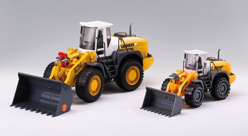 Auf dem zweiten Platz landete der Spielzeugbagger „Liebherr Radlader“. Das Original (links im Bild) stammt von der Bruder Spielwaren GmbH + Co. KG, das Plagiat (rechts) kommt aus China von der Hengheng Toys Factory. Der deutsche Vertreiber des Plagiats hat eine Unterlassungserklärung unterschrieben und Schadenersatz gezahlt. Das Plagiat ist kleiner als das Original - Design, Technik und Proportionen wurden aber 1:1 übernommen. Die billigen Materialen (Gehäuse, Räder…) und die schlechte Verarbeitung (instabil, lose Kleinteile) spiegeln die minderwertige Qualität wider. (Bild: Aktion Plagiarius e.V.)