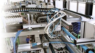 Einbaufertiges Handlingsystem: Die Firma Behr montiert das CMS lediglich über die mitgelieferten Spannsätze.  (Bild: Bosch Rexroth)