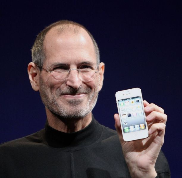 Steve Jobs zeigt das iPhone 4 im Jahr 2010. (Bild: Steve Jobs Headshot 2010-CROP / Matthew Yohe  / CC BY-SA / Wikimedia Commons)