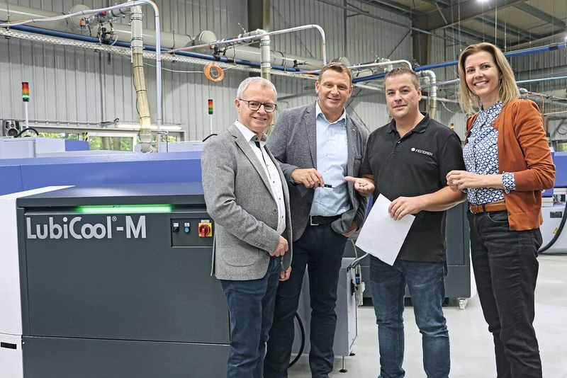 (De droite à gauche) Anja Peplinski et Jan Weber de la société Feindreh GmbH misent sur le partenariat avec KNOLL Maschinenbau, représentée par Matthias Wachter et Markus Rölleke. Ils sont particulièrement séduits par les installations haute pression LubiCool® : « Elles nous ont ouvert la voie à de nouvelles possibilités d'usinage. » (Source : KNOLL)