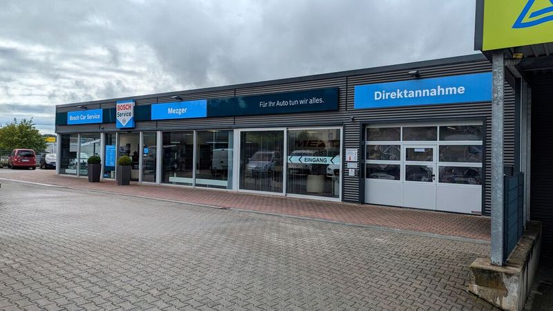 Die Mezger GmbH + Co KG aus Schweinfurt ist schon jetzt der größte Partner von Bosch Car Service Deutschland. Mit dem neuen Standort in Höchberg in der Nähe Würzburgs hat sich die Kette zwar nicht vergrößert, aber deutlich moderner aufgestellt. Mezger hat ein ehemaliges Markenautohaus gekauft und für seine Zwecke perfekt angepasst.  (Bild: Rosenow – VCG)