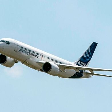 Dem europäischen Flugzeughersteller Airbus könnte in Kürze ein Großauftrag ins Haus flattern. Kunde ist laut Kennern der Szene Air Asia. Es gehe um mindestens 100 Maschinen des Airbus-Typs A220 (im Bild) ... (Bild: Airbus)