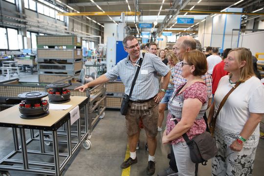 Tradition und Hightech werden zum Erfolgsgeheimnis. Mayr Antriebstechnik hat vor Kurzem das 125-jährige Firmenjubiläum gefeiert. Dabei gab es auch Einblicke in die dort gefertigten sicherheitsrelevanten Komponenten, wie Maschinenkupplungen. Tradition und Hightech werden zum Erfolgsgeheimnis. Mayr Antriebstechnik hat vor Kurzem das 125-jährige Firmenjubiläum gefeiert. Dabei gab es auch Einblicke in die dort gefertigten sicherheitsrelevanten Komponenten, wie Maschinenkupplungen.