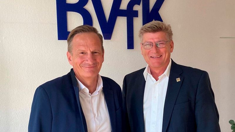 Markus Hamacher (l.) und Ansgar Klein leiten zusammen den Bundesverband freier Kfz-Händler BVfK. Ihrer Meinung nach muss sich der freie Handel neu erfinden. (Bild:  BVfK)