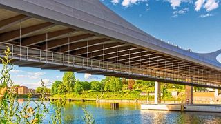 Unter der neuen Neckarbrücke ist ein 4,50 Meter breiter Steg für Fußgänger und Radfahrer eingehängt. (Bild: Schlaich Bergermann Partner / Andreas Schnubel)