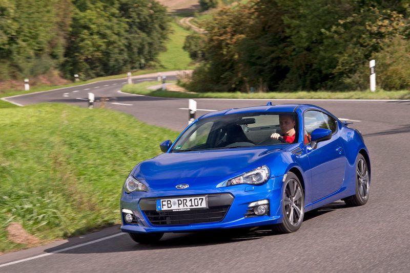 Der kompakteste Boxermotor FA20DI bringt das Sportcoupé Subaru BRZ 2.0i auf Touren, wobei er hier markenuntypisch die Hinterräder antreibt. Der flotte Renner mit 147 kW/200 PS Leistung kostet mit Sechsgangschaltung ab 31.500 Euro. Für den Spurt auf 100 km/h werden 7,6 s angegeben, die Höchstgeschwindigkeit mit 226 km/h – im EU-Testzyklus verbraucht der BRZ 7,8 l/100 km, entsprechend 180 g CO2/km. (Subaru)