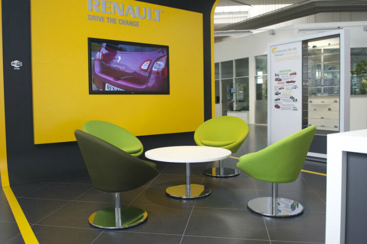 Auf den XXL-Bildschirmen laufen Produkt- und Markenvideos sowie Werbespots. (Foto: Renault)