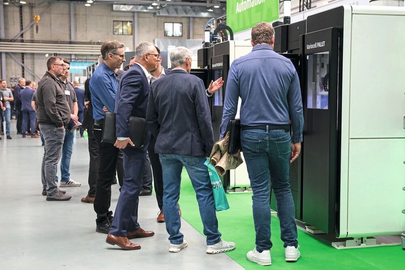 Reges Interesse für die neue Automationsvariante «Variocell Pallet» zum Handling von Nullpunktpaletten. (Bild: Chiron)