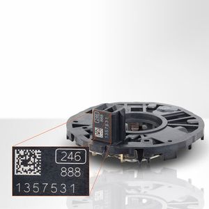 Kunststoff-Automobilbauteil mit lasermarkiertem 2D-Code.