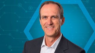 Konstantin Hüdepohl von Softing IT Networks zeigt, wie das Ethernet via Zweidrahtleitung nun das industrielle IoT und den Automotive-Bereich erobert. (Fotografie Katrin Bernhard / Softing)