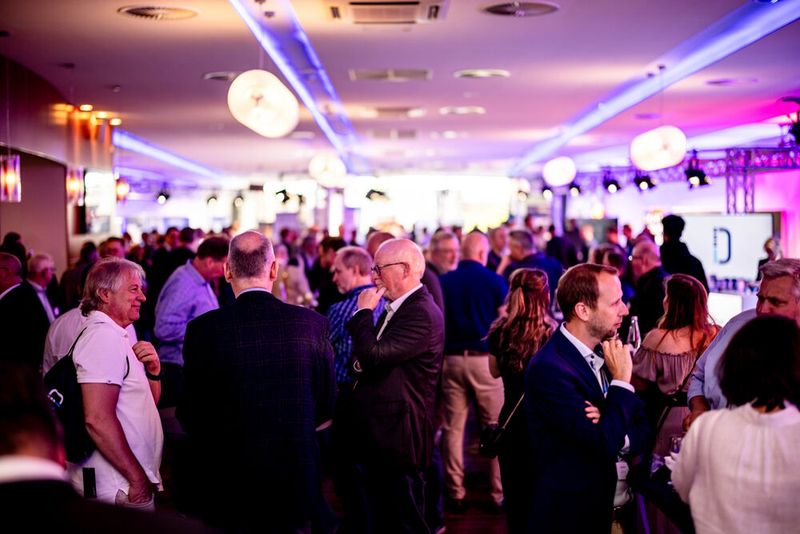 Über 300 Teilnehmer besuchten die 21. INNO IT der Dierk Group mit 29 Ausstellern, sechs Keynotes und Vorträgen sowie 15 Workshops zu aktuellen Themen aus den Bereichen Infrastruktur, Data Center, Print & Office, Software, Cyber Security, Telekommunikation, Managed Services sowie NIS-2 & Datenschutz. Ein Highlight bildete die Podiumsdiskussion „Digitalen Transformation / KI - Fluch oder Segen?“ (Bild: Dierck Group)